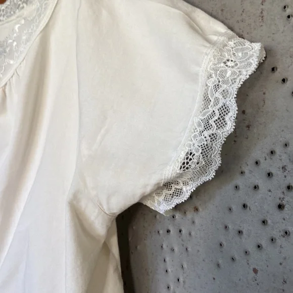 ❗️LAST DAY CLOSET CLOSING❗️ Brandy Melville Button Crop Lace Top Cream One Size - Picture 7 of 9